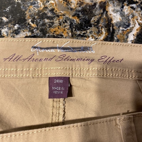Q womens Gloria Vanderbilt stretch solid tan plus size cargo capris 24W - Picture 3 of 4